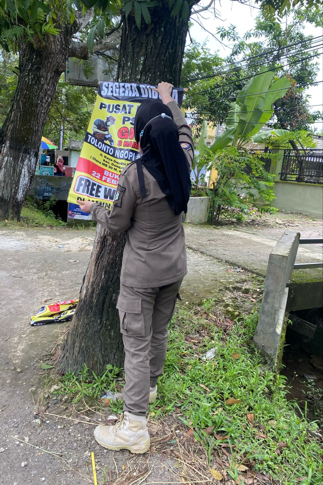 Satpol PP Bojonegoro tertibkan Banner/Reklame yang tidak berijin ataupun masa ijinnya telah habis