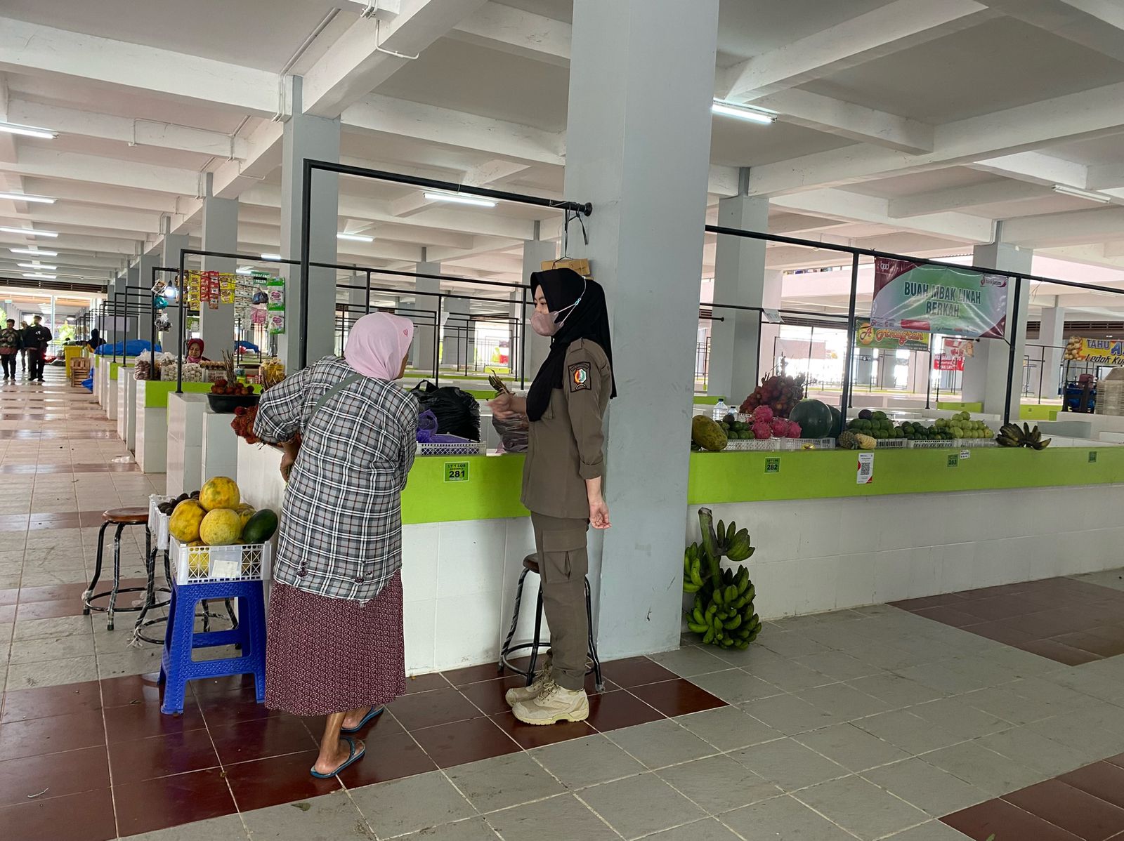 Satpol PP patroli gabungan di Pasar Wisata untuk Menciptakan Ketentraman dan Ketertiban Umum