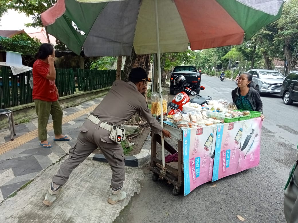 Satpol PP laksanakan giat Penertiban PKL di Ruas jalan Protokol Bojonegoro dan Patroli Pasar Wisata
