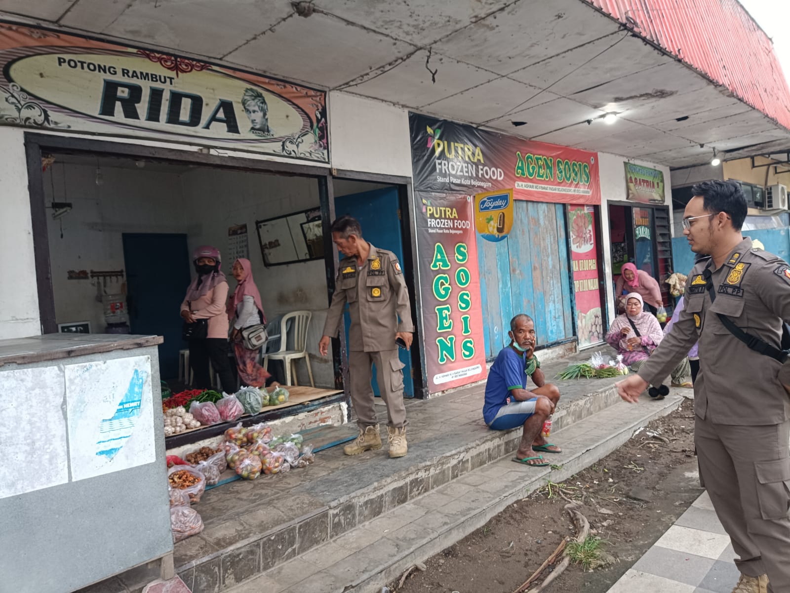 Satpol PP Bojonegoro melaksanakan Penataan PKL yang menyalahi aturan dikawasan Pasar Bojonegoro