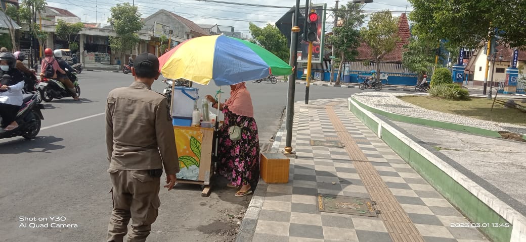 Penataan PKL yang berjualan di trotoar/bahu jalan