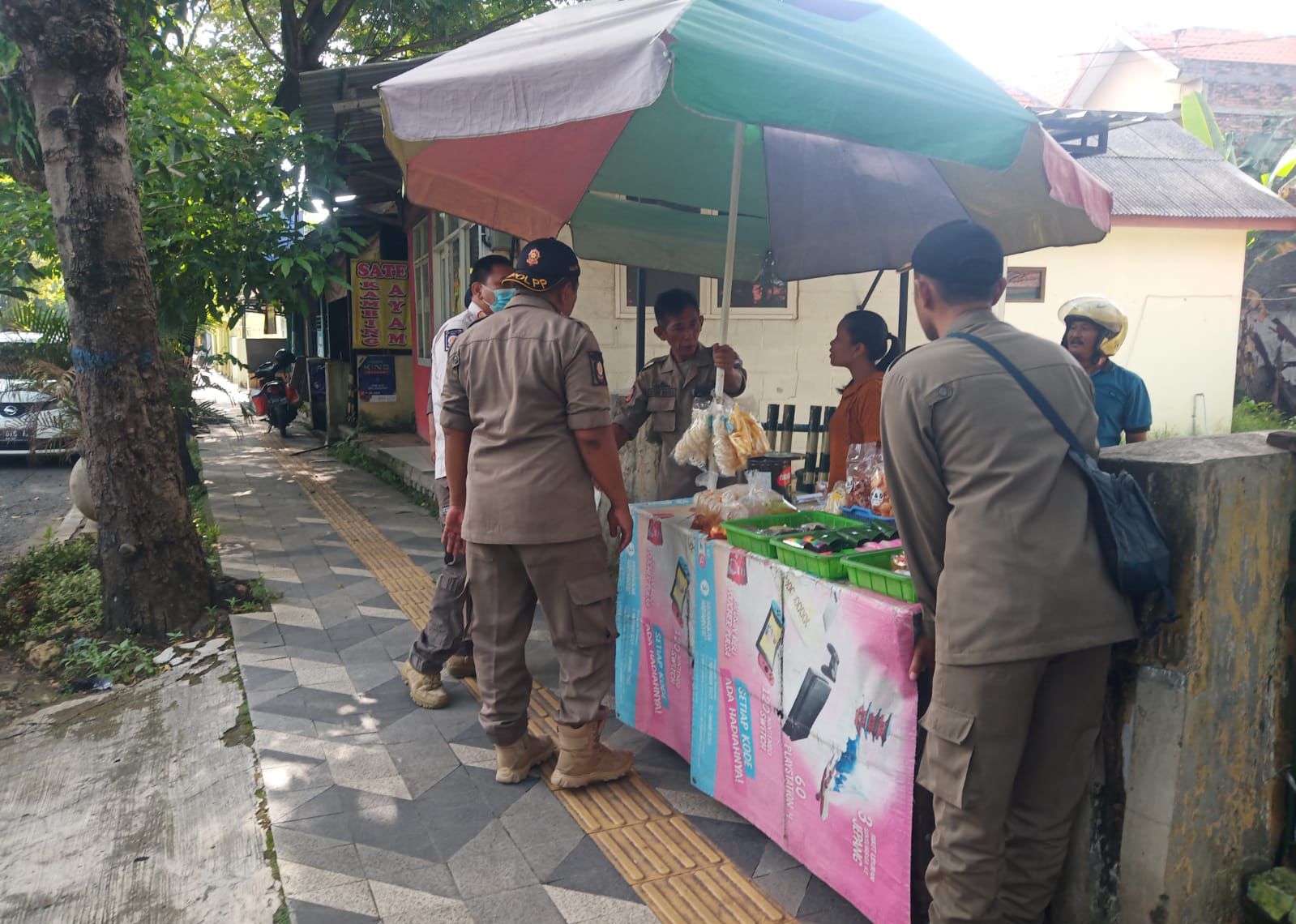 Penataan Pedagang Kaki Lima (PKL) yang menggunakan bahu jalan serta trotoar untuk berjualan