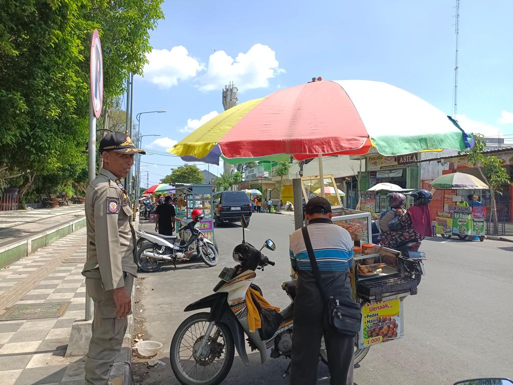 Satpol PP Kabupaten Bojonegoro melaksanakan Penataan Padagang Kaki Lima (PKL)