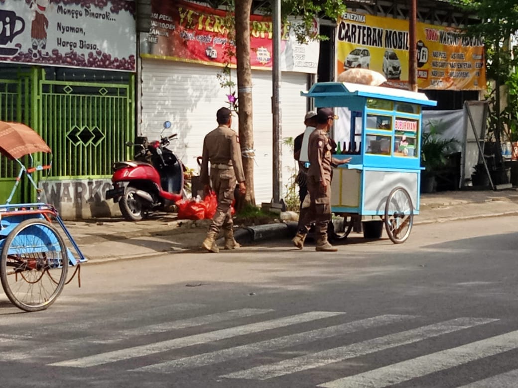 Bulan Ramadhan, Satpol PP Bojonegoro tetap melaksanakan penertiban PKL yang di berjualan di trotoar