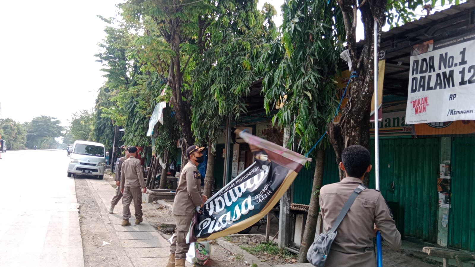 Satpol PP Bojonegoro Melaksanakan Penertiban Banner/Reklame yang Habis Pajak/ dipaku di pohon