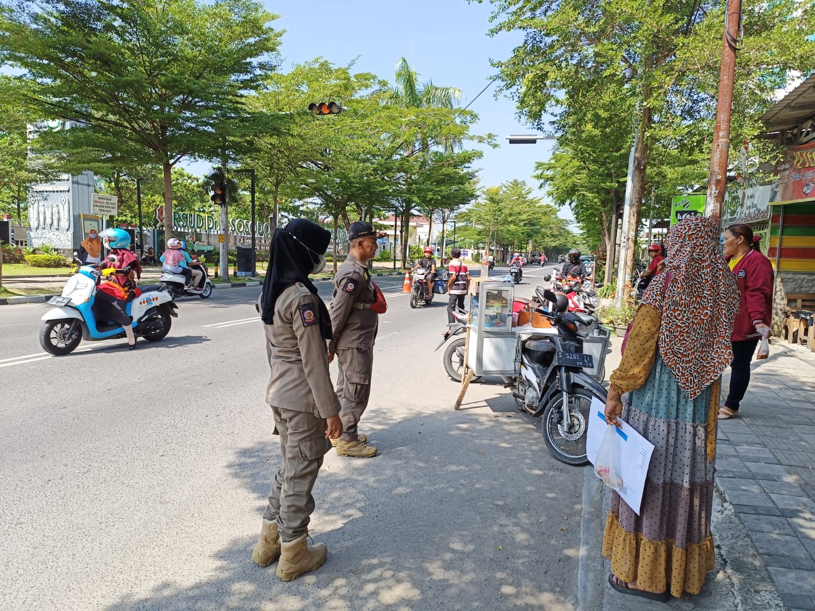 Penataan PKL yang berjualan di trotoar/bahu jalan