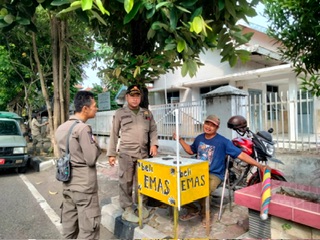 Satpol PP melaksanakan Giat Patroli penataan PKL yang berjualan menggunakan bahu jalan serta trotoar