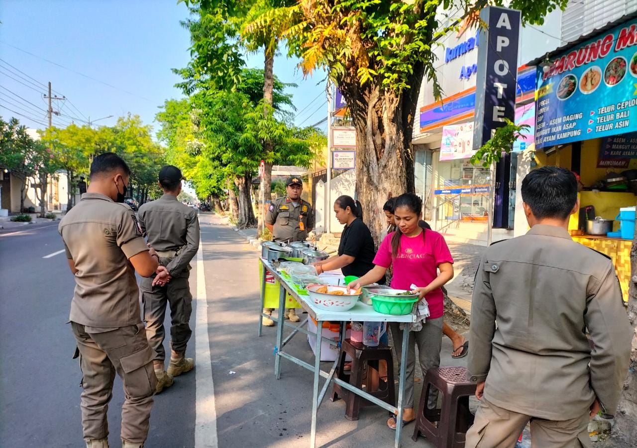 Penataan PKL yang berjualan diatas trotoar/bahu jalan